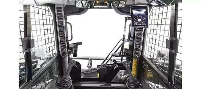 operator-environment-300-series-skid-steer-01